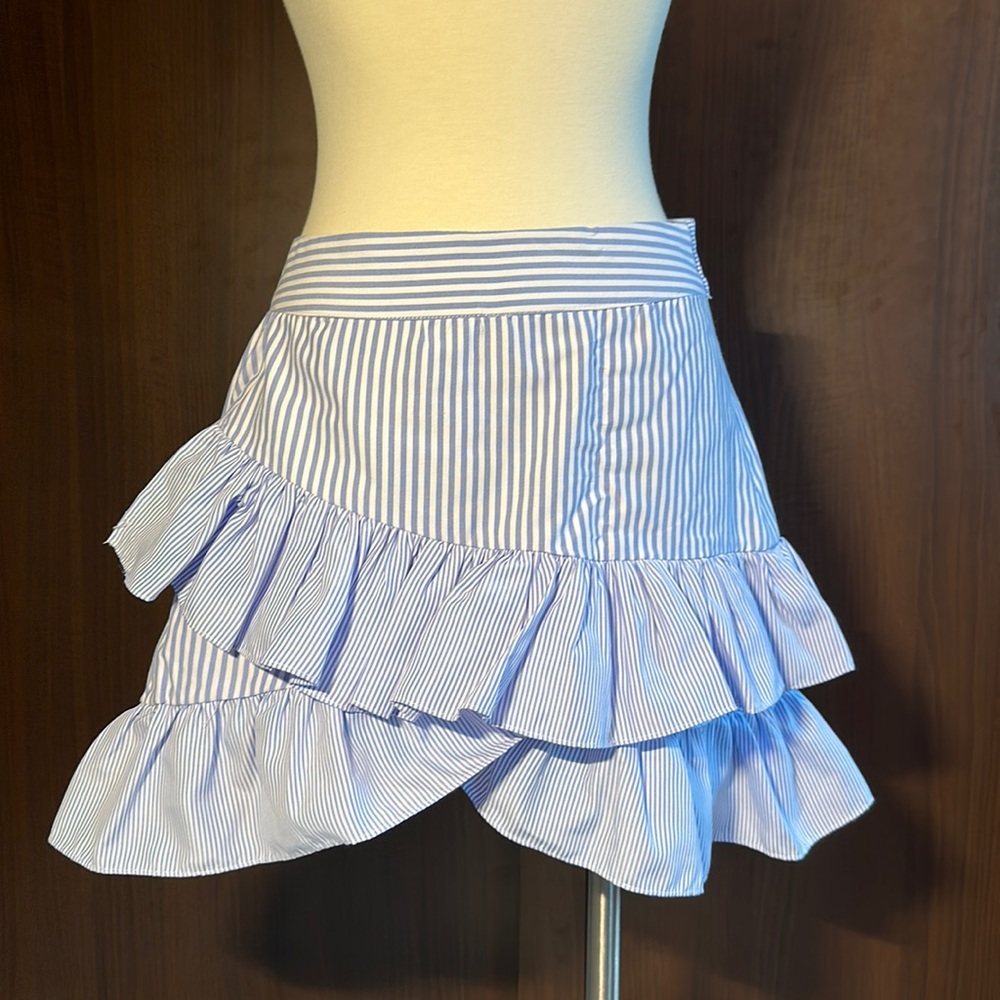 Skirt with blue and white stripes and ruffles